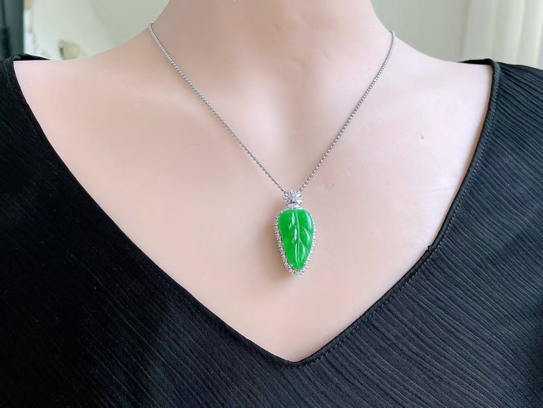 Yuanjiu Jewelry - Icy Intense Green Leaf Jade Pendant with 18K Gold Setting, Exquisite and Elegant
