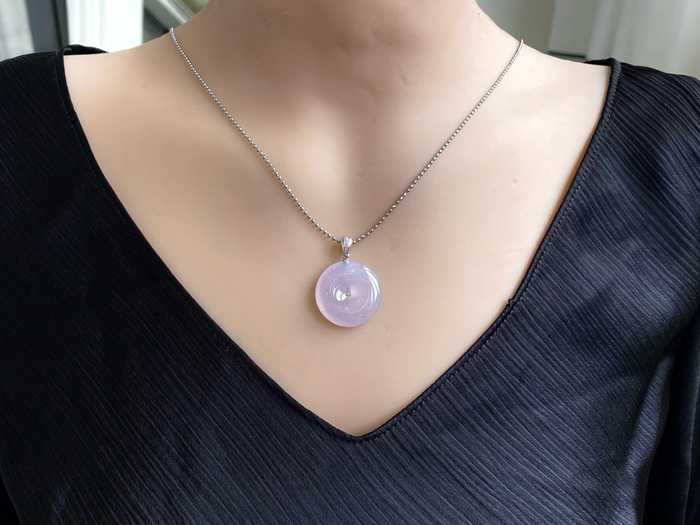Yuanjiu Jewelry - Natural jadeite pink and purple peace button. It's set in 18k gold, so elegant and charming.