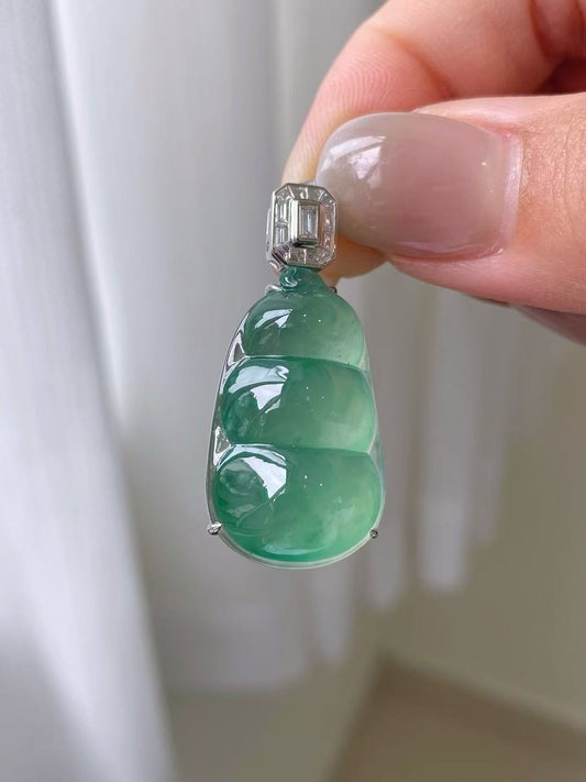 Yuanjiu Jewelry – Natural Jadeite Lake Green Bean Pendant, 18K Gold Inlaid, Elegant and Graceful