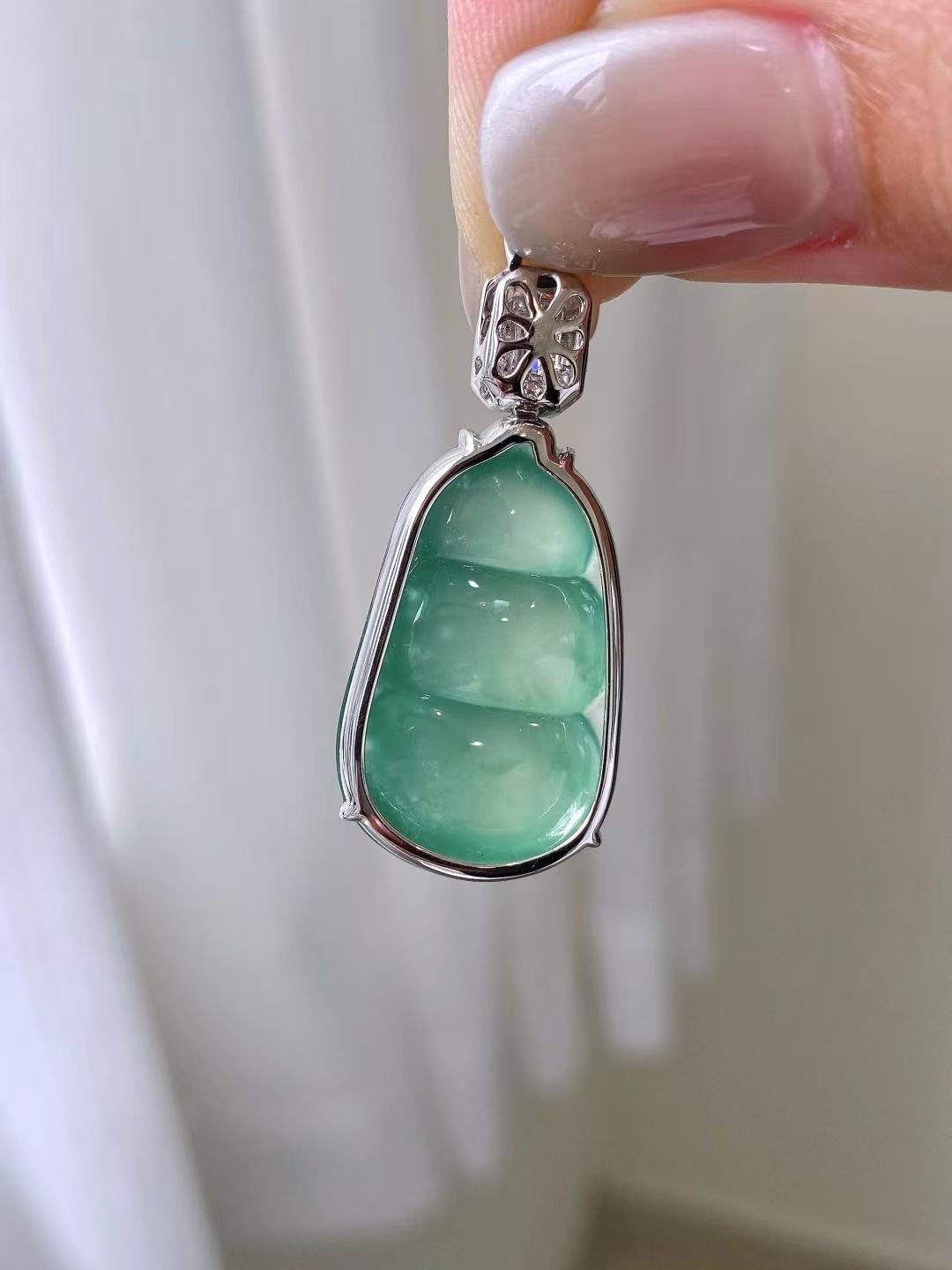 Yuanjiu Jewelry – Natural Jadeite Lake Green Bean Pendant, 18K Gold Inlaid, Elegant and Graceful