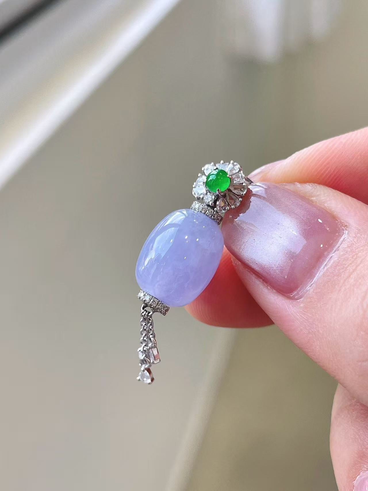 Yuanjiu Jewelry - Natural Icy Lavender Drum Bead Pendant with Vivid Green Jadeite Accent, 18K Gold Setting, Luxurious and Exquisite
