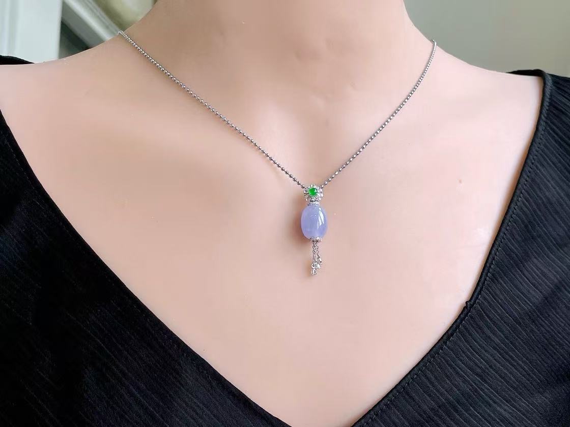 Yuanjiu Jewelry - Natural Icy Lavender Drum Bead Pendant with Vivid Green Jadeite Accent, 18K Gold Setting, Luxurious and Exquisite