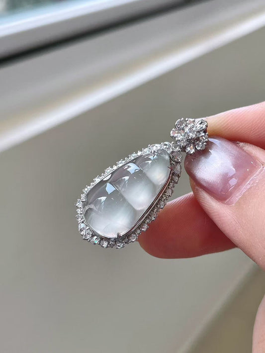 Yuanjiu Jewelry - High Icy Bean Jade Pendant with 18K Gold Setting, Elegant and Graceful