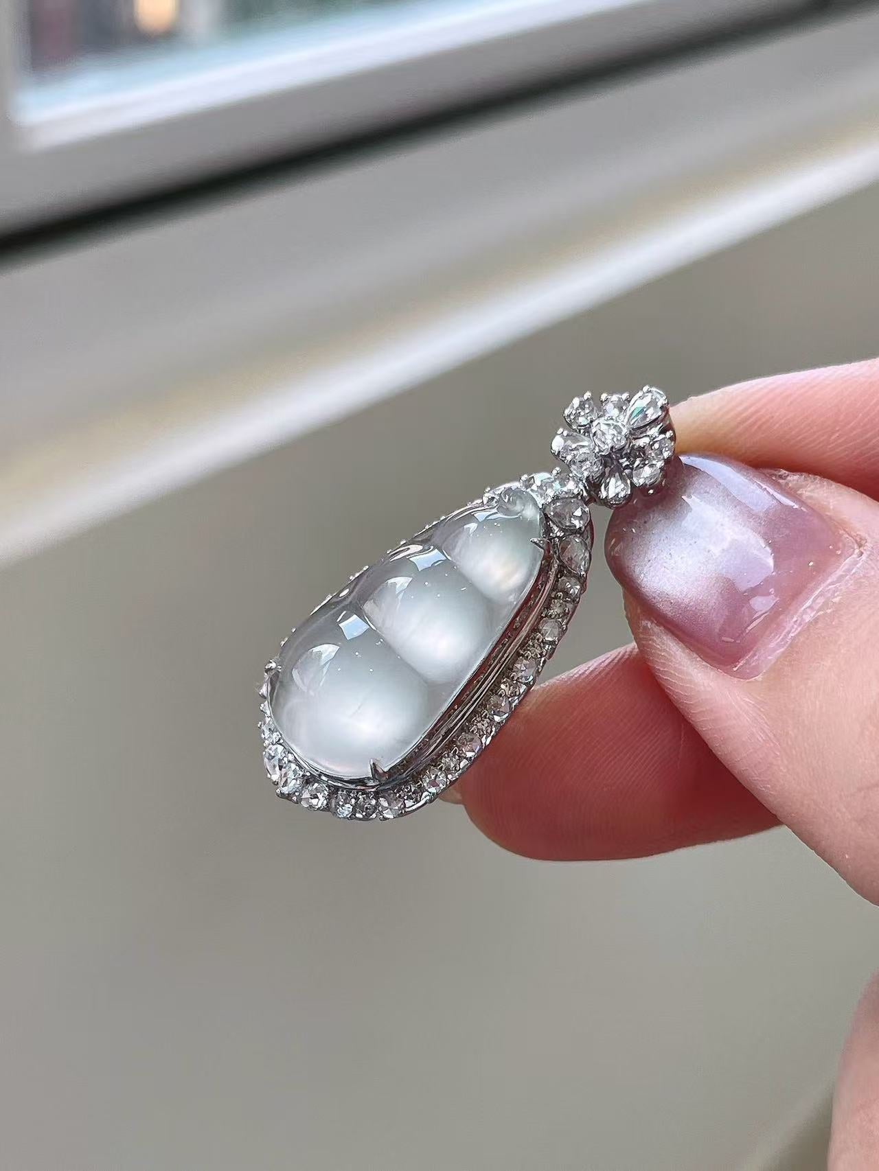 Yuanjiu Jewelry - High Icy Bean Jade Pendant with 18K Gold Setting, Elegant and Graceful