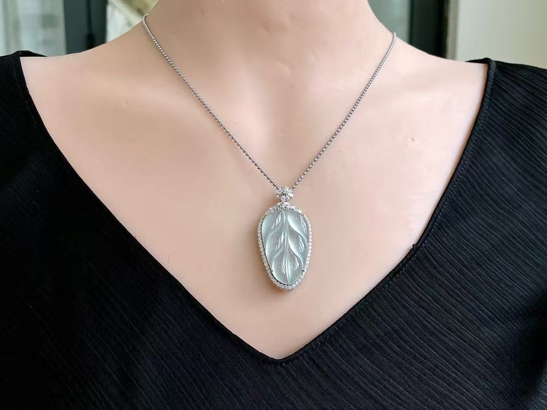 Yuanjiu Jewelry - High Icy Leaf Jade Pendant with 18K Gold Setting, Exquisite and Elegant