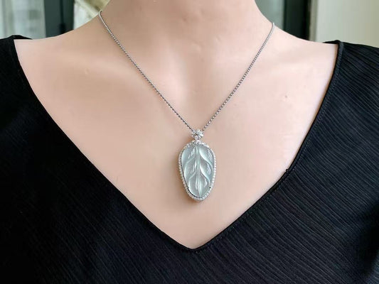 Yuanjiu Jewelry - High Icy Leaf Jade Pendant with 18K Gold Setting, Exquisite and Elegant