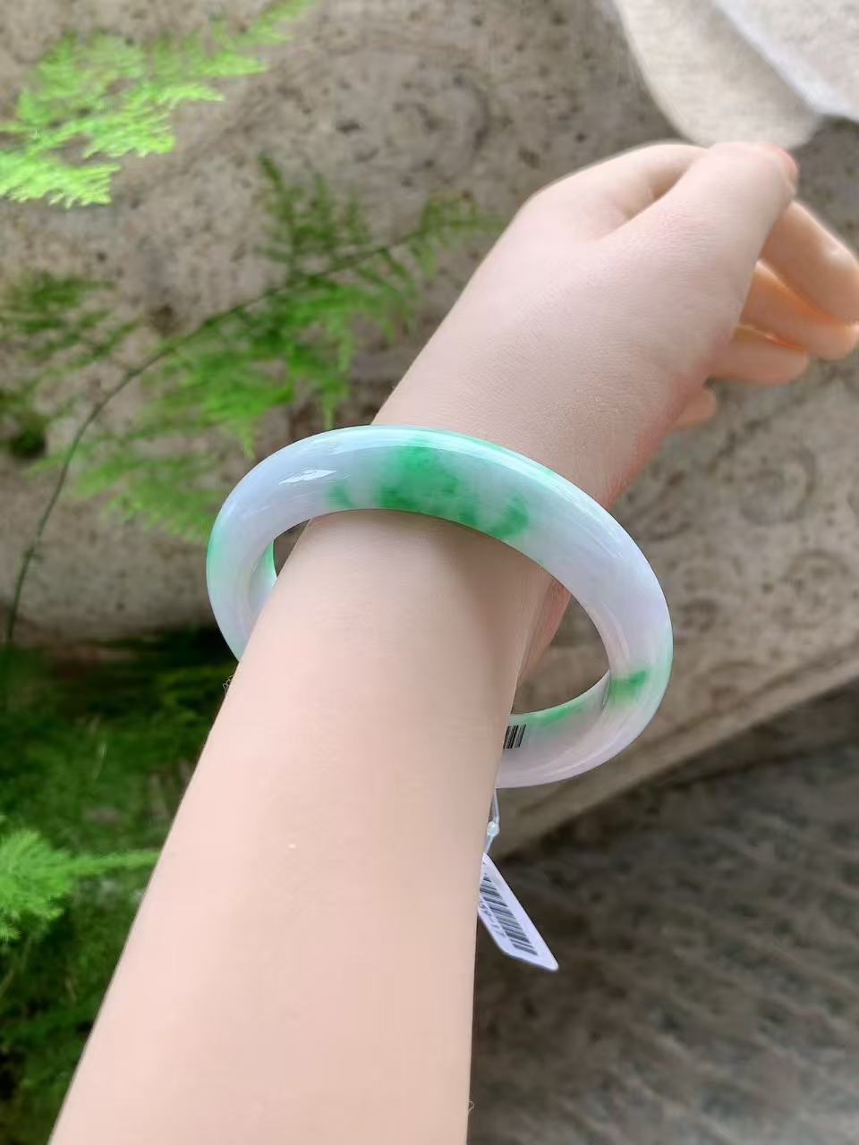 Yuanjiu Jewelry - Natural Floating Green Circular Jade Bangle, Elegant and Beautiful