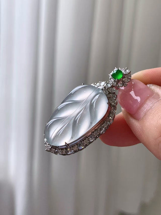 Yuanjiu Jewelry - Glass-Type Leaf Jade Pendant with 18K Gold Setting and Green Jade, Exquisite and Beautiful