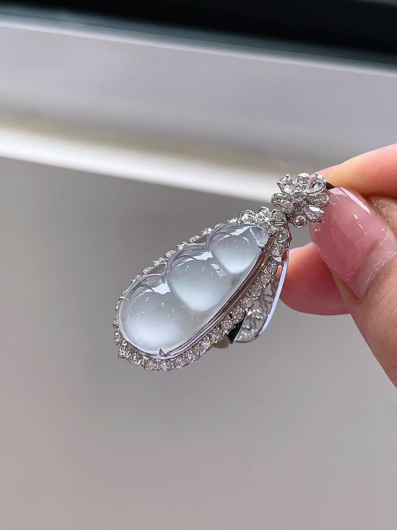 Yuanjiu Jewelry - White Icy Bean Jade Pendant with 18K Gold Setting, Exquisite and Beautiful