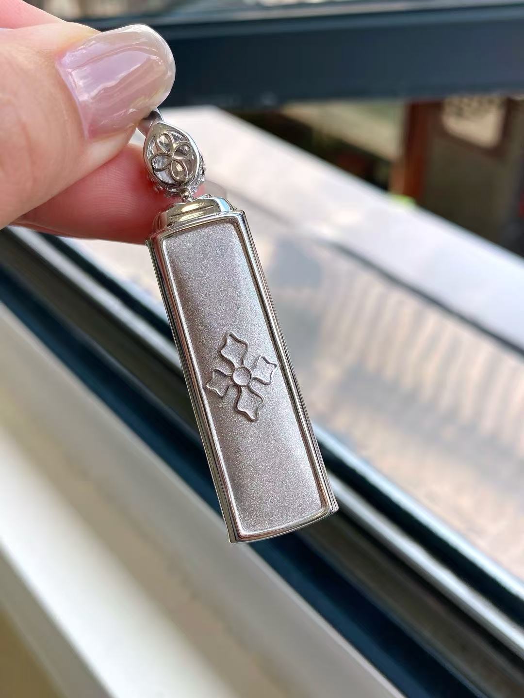 Yuanjiu Jewelry - Icy Purple Wu Shi Pai Jade Pendant with 18K Gold Setting and Vibrant Green Jade, Exquisite and Enchanting