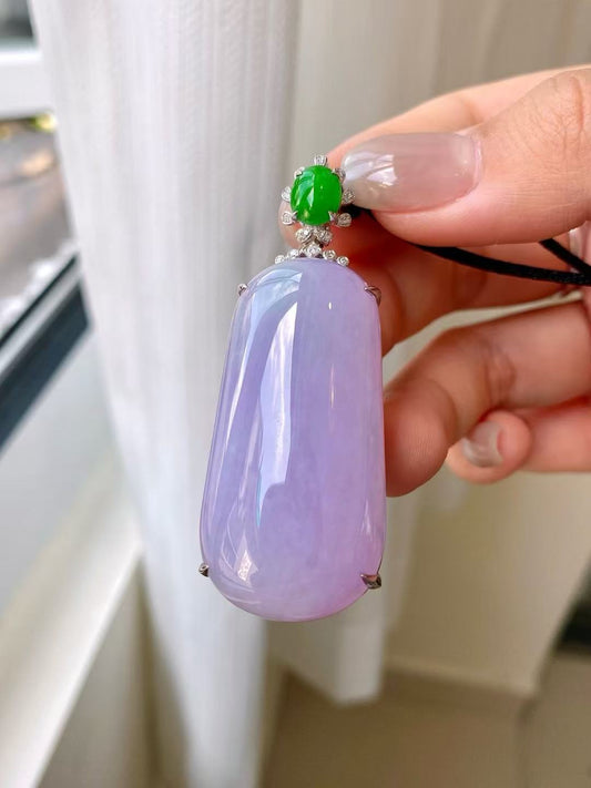 Yuanjiu Jewelry - Lavender Wu Shi Pai Jade Pendant with 18K Gold Setting and Vibrant Green Jade, Elegant and Exquisite