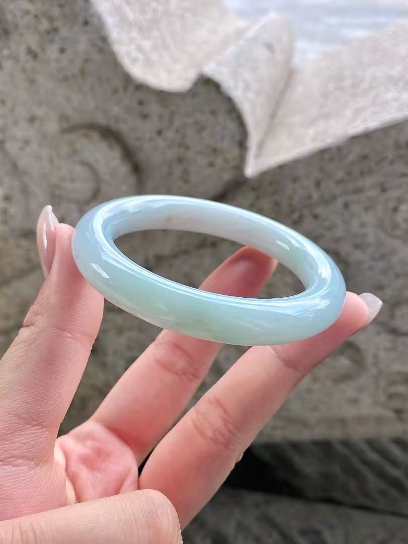 Yuanjiu Jewelry - Colored Base Circular Jade Bangle, Enchantingly Graceful