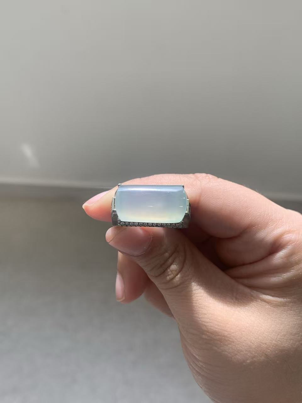 Yuanjiu Jewelry - Natural Translucent 'Qing Di' Jadeite Cabochon Ring, 18K Gold Inlaid, Elegant and Beautiful