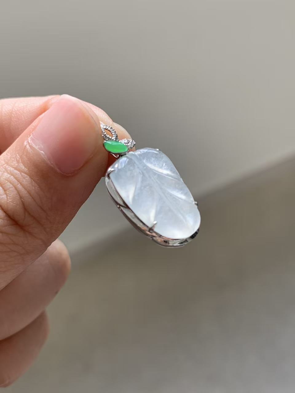 Yuanjiu Jewelry - Natural White Icy Jadeite Leaf Pendant with a Bright Green Jadeite in 18K Gold, Elegant and Beautiful