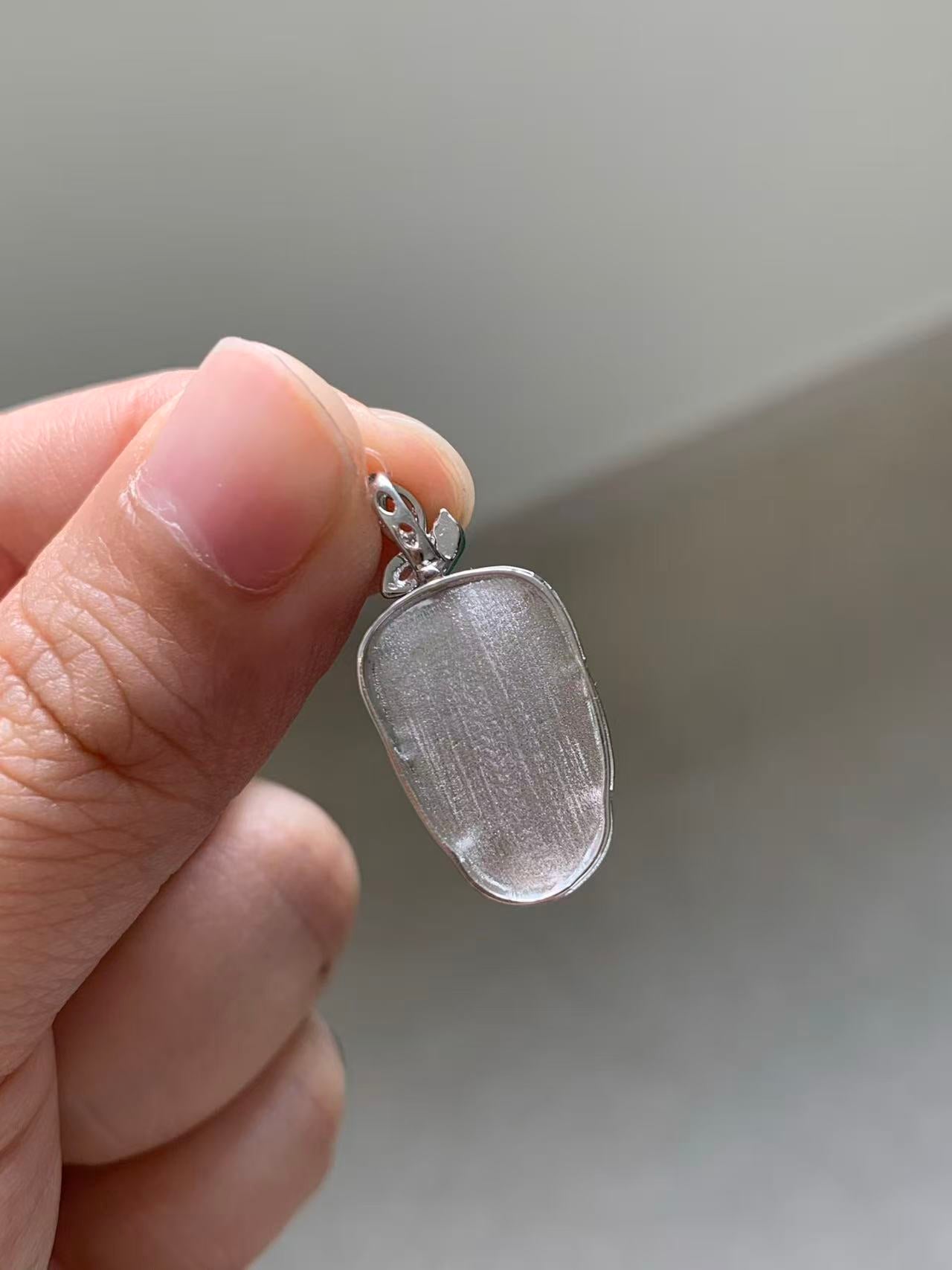 Yuanjiu Jewelry - Natural White Icy Jadeite Leaf Pendant with a Bright Green Jadeite in 18K Gold, Elegant and Beautiful