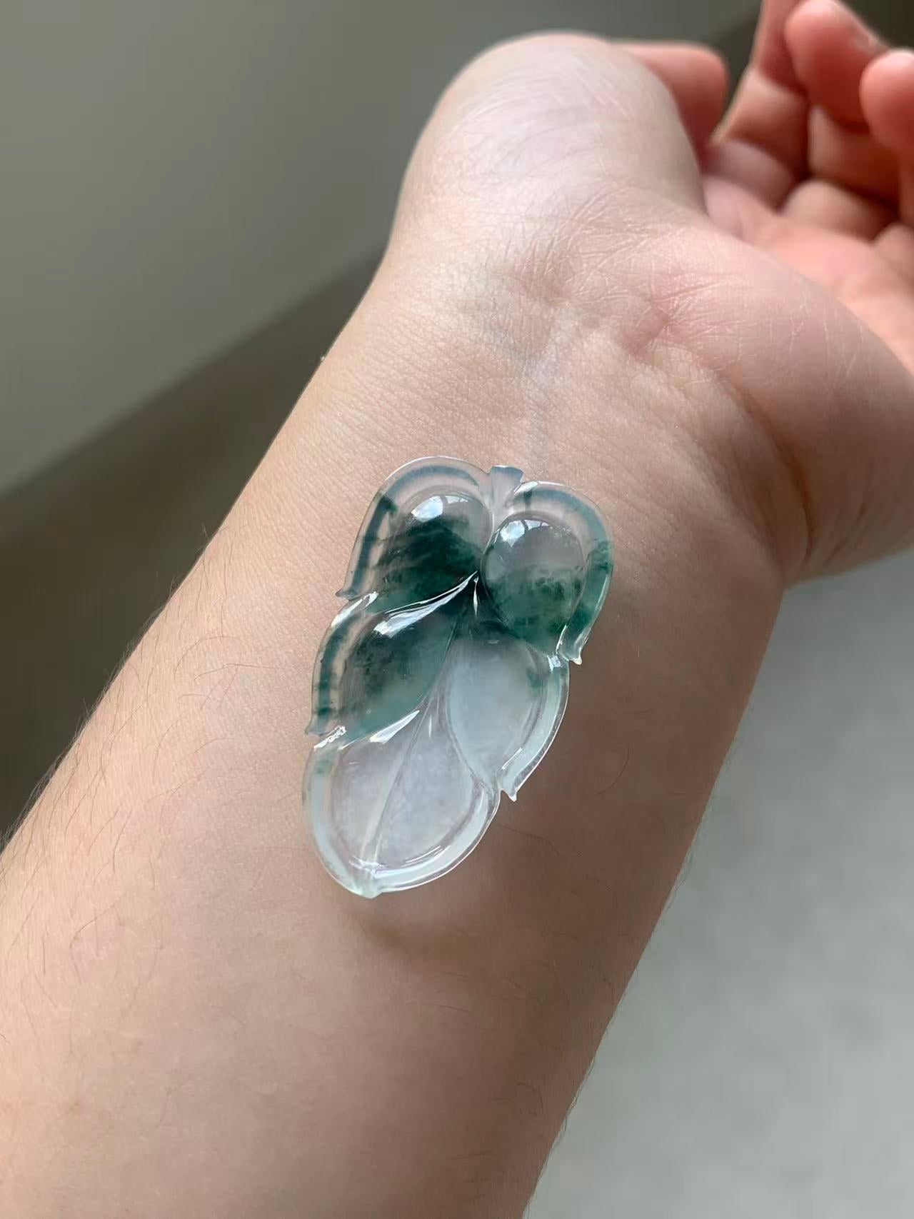 Yuanjiu Jewelry - Natural Jadeite Leaf Pendant with Floating Green, Elegant and Refined